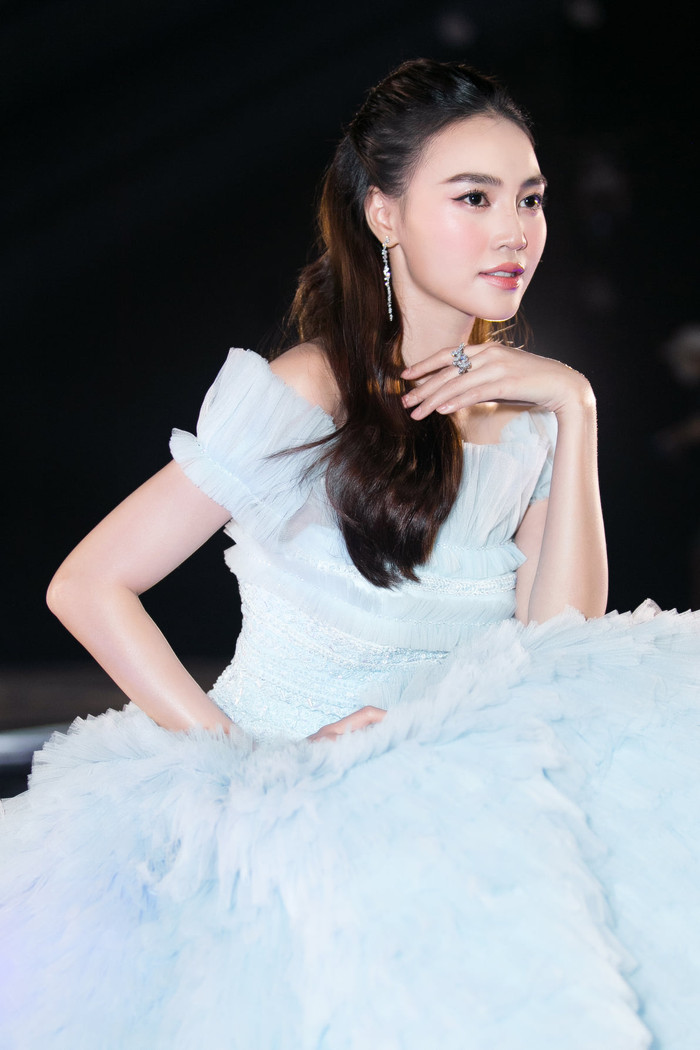 'Xỉu up xỉu down' với giọng hát the thé để dụ cháu của Ninh Dương Lan Ngọc giữa nơi công cộng Ảnh 5