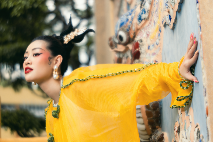 Hoa hậu Khánh Vân tung bộ ảnh áo dài ma mị, đẹp bí ẩn như một bức tranh Ảnh 13
