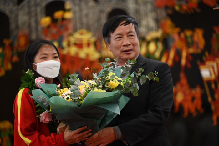 HLV Mai Đức Chung: 'Nhiều đêm mất ngủ, tôi chỉ muốn ôm vợ một cái' Ảnh 9