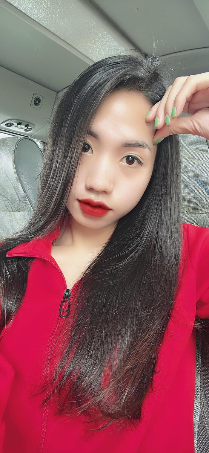 Cô nàng là tâm điểm chú ý của giới truyền thông lẫn dân mạng sau khi cùng ĐT nữ Việt Nam lập nên kỳ tích