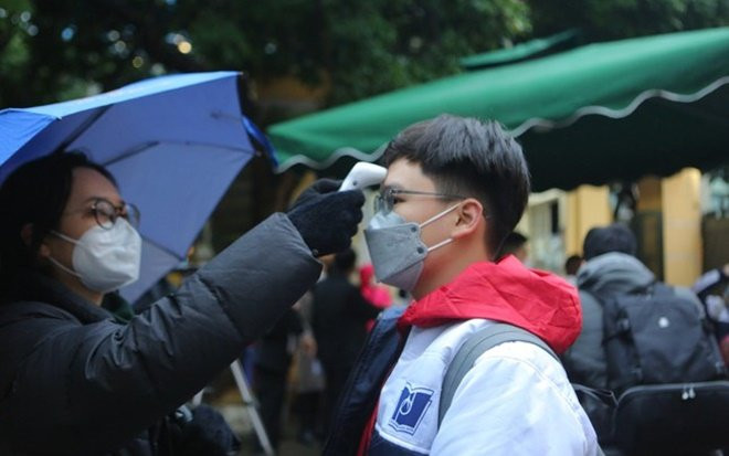 Hà Nội: Vừa đến lớp học trực tiếp học sinh phải quay về vì có F0 Ảnh 2