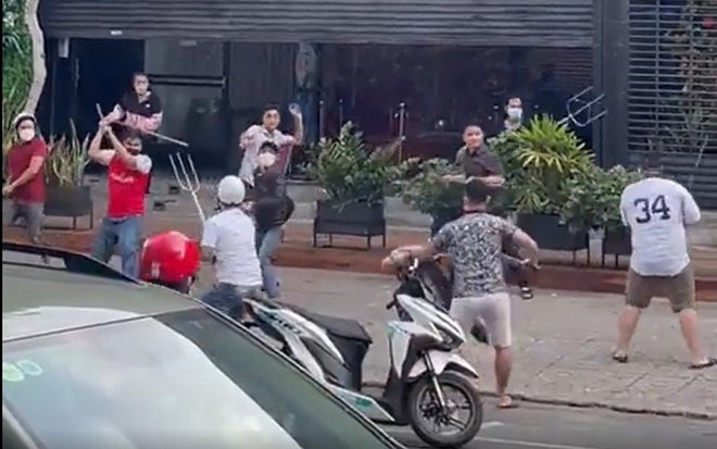 Clip: Hàng chục thanh niên cầm hung khí lao vào hỗn chiến gây náo loạn đường phố Sài Gòn Ảnh 2