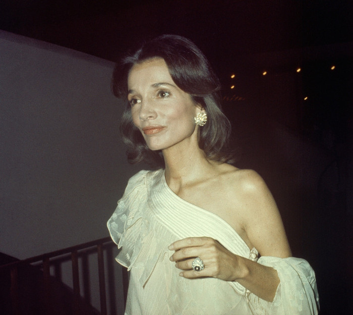 Điểm danh kiểu tóc đặc trưng qua từng thập kỷ của phụ nữ hoàng gia Ảnh 7