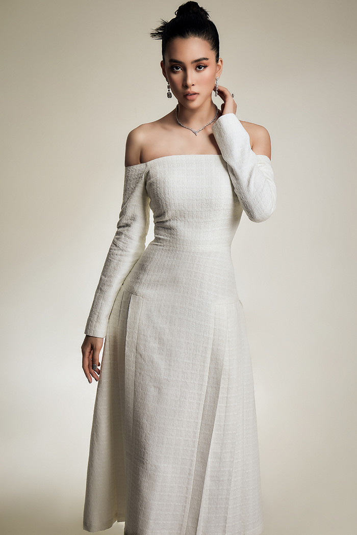 Cô tiếp tục biến hóa với mẫu thiết kế khoe vai trần.