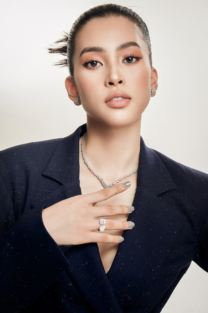 Tiểu Vy khéo kết hợp trang sức để trở nên hoàn hảo hơn.