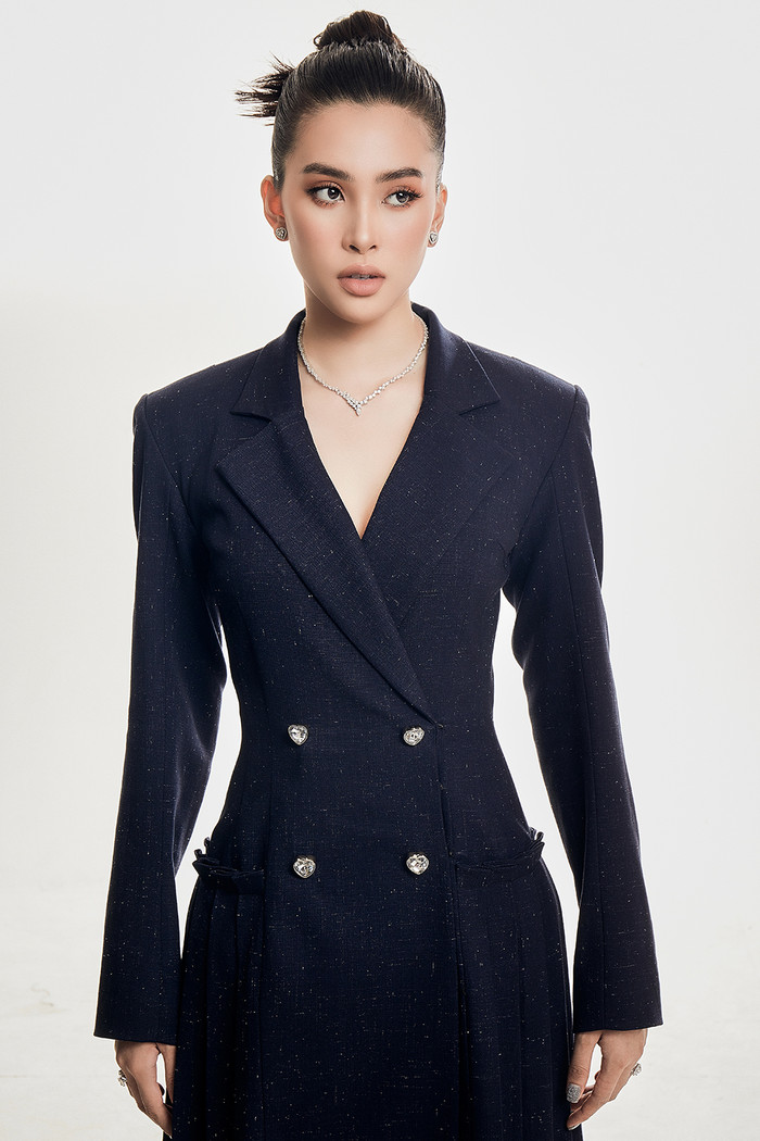 Cô thể hiện khả năng biến hóa đa dạng trong phong cách khi đầy cá tính với váy cổ vest.