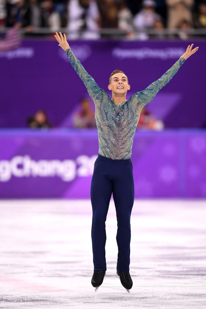 Tại thế vận hội Pyeongchang 2018, Adam Rippon hút mắt khán giả với chiếc áo bó sát đính sequin.