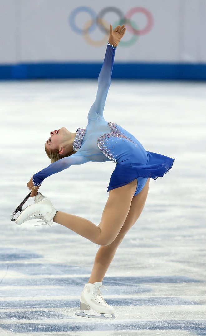 Gracie Gold mặc trang phục ombre xanh đính sequin tại thế vận hội Sochi 2014.