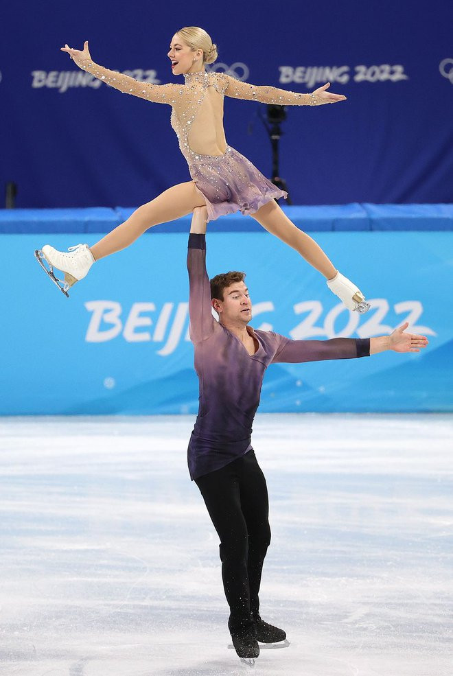 Năm 2018, Alexa Knierim nổi bật trên sân băng với trang phục màu tím đính ngọc lấp lánh. Bắt cặp với cô là vận động viên Brandon Frazier.