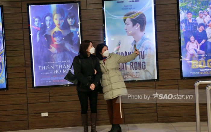 Người dân háo hức trở lại rạp chiếu phim: 'Mở là đến, chưa biết xem phim gì, tìm phòng vé còn đi lạc' Ảnh 2