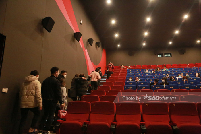 Người dân háo hức trở lại rạp chiếu phim: 'Mở là đến, chưa biết xem phim gì, tìm phòng vé còn đi lạc' Ảnh 11