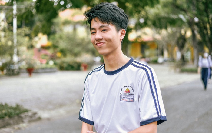 Nam sinh lớp 12 'thay áo mới' cho sách giáo khoa gây sốt cộng đồng mạng Ảnh 2