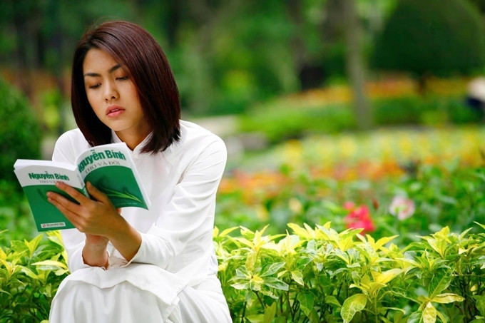 Hà Tăng vào vai một cô gái mồ côi nhưng rất bản lĩnh và mê đọc sách trong Bỗng dưng muốn khóc. 