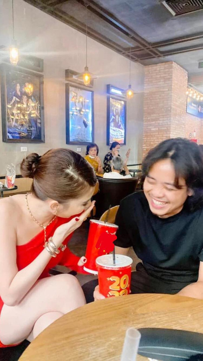 Nghe xong Ngọc Trinh cười 1 cách khả ố.