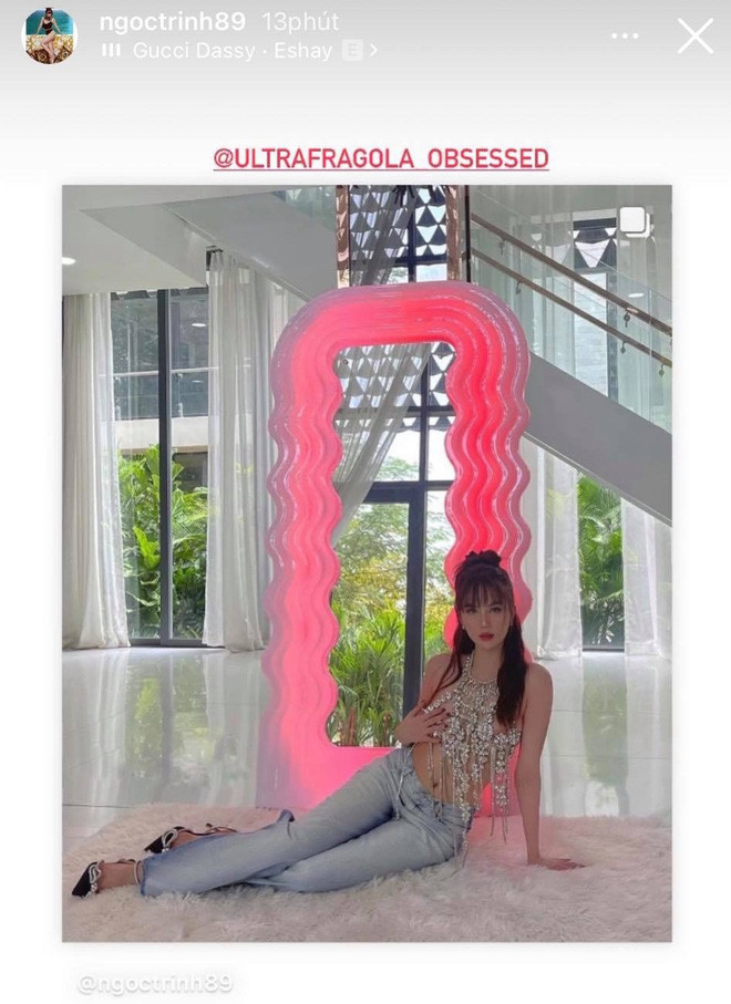 Ngọc Trinh tag tài khoản Instagram của cả nhà sản xuất và đơn vị phân phối chiếc gương nổi tiếng vào bức ảnh mới nhất của mình.