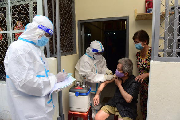 Tổ tiêm lưu động thuộc phường 9, quận 5, TP.HCM đến tận nhà tiêm cho người yếu thế, người cao tuổi - Ảnh: DUYÊN PHAN