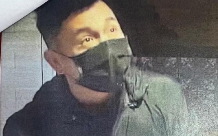 Thanh niên vờ mua vàng, đeo đầy lên người rồi bỏ chạy, công an thông báo truy tìm Ảnh 2