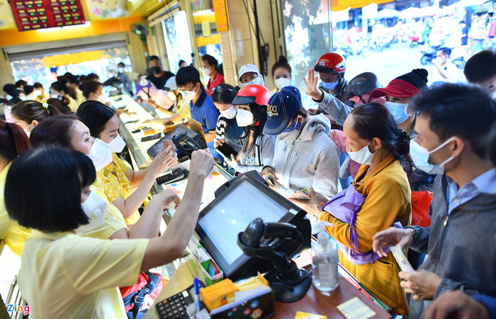 Người dân TP.HCM chen chúc đi mua vàng ngày Thần Tài. Ảnh: Hoàng Giám.