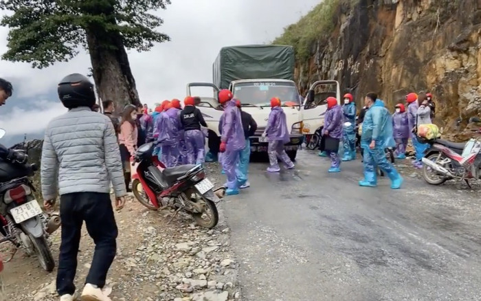 Nhóm phượt thủ đông nghịt chặn xe tải rồi hành hung tài xế ở Hà Giang, công an đã giữ được một người Ảnh 2