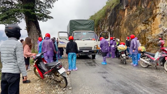 Nhóm phượt thủ đông nghịt chặn xe tải rồi hành hung tài xế ở Hà Giang, công an đã giữ được một người Ảnh 2