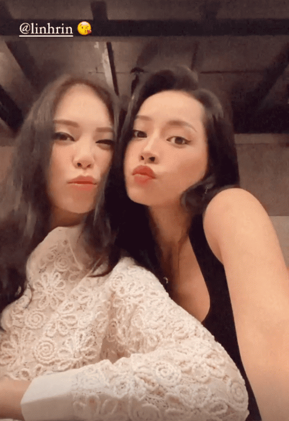 Qua hình ảnh có thể thấy được, cô nàng Linh Rin diện trang phục khá kín đáo và thanh lịch với sơ mi trắng hoạ tiết gân nổi, Chi Pu thì ngược lại, cô diện đầm đen hai dây đầy gợi cảm. 