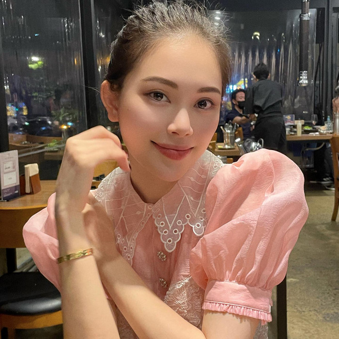 Linh Rin theo đuổi phong cách thanh lịch.