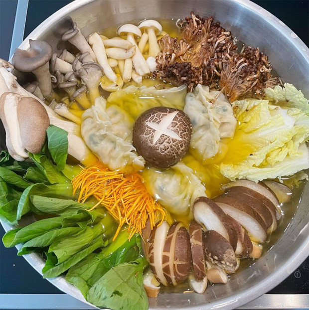 Son Ye Jin cũng nấu lẩu nấm thanh mát, bổ dưỡng.