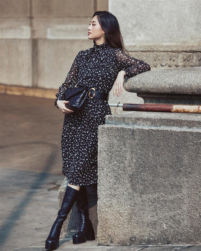 Lương Thùy Linh mang đến set đồ phù hợp với không khí miền Nam oi ả, hình tượng người phụ nữ thành thị năng động, bận rộn được thể hiện vô cùng rõ nét.