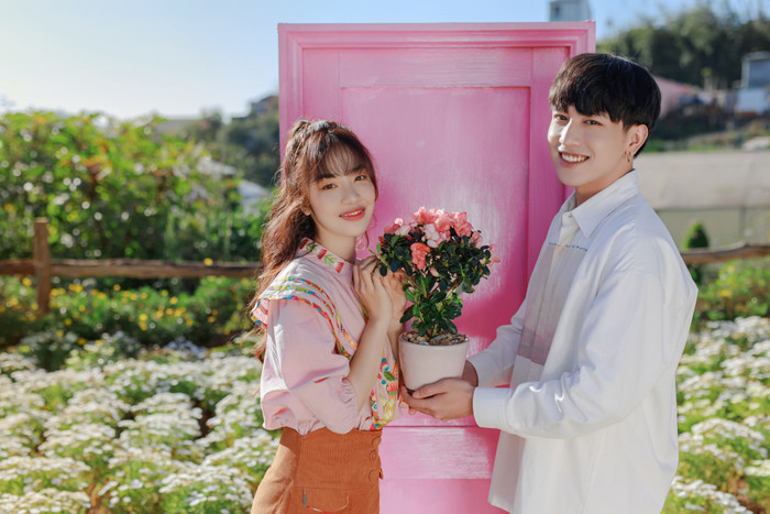 Hoàng Duyên mang đến ca khúc đầy mộng mơ mang tên Mê vào dịp Valentine.