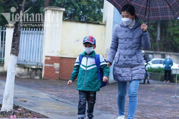 Ngày đầu được đến trường của học sinh tiểu học ở Hà Nội. Ảnh: Thanh Hùng