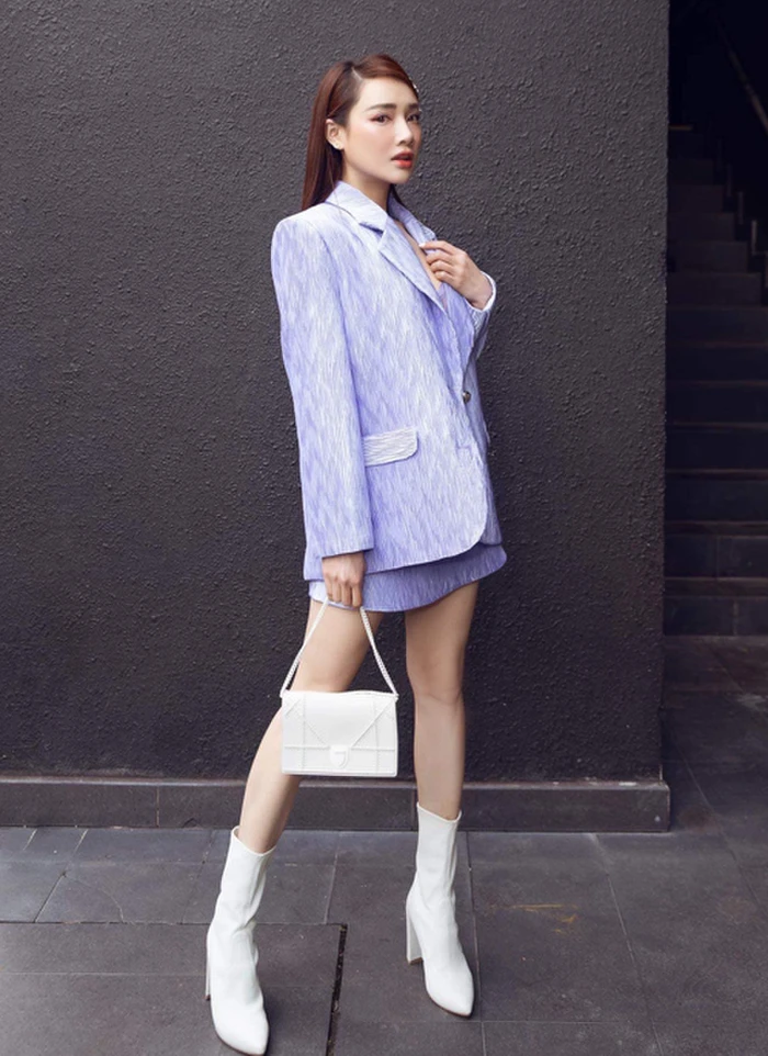 Trước đó, người bạn thân thiết Nhã Phương cũng có lựa chọn tương tự. Nhã Phương phối trang phục cầu kỳ hơn với những món phụ kiện tông trắng.