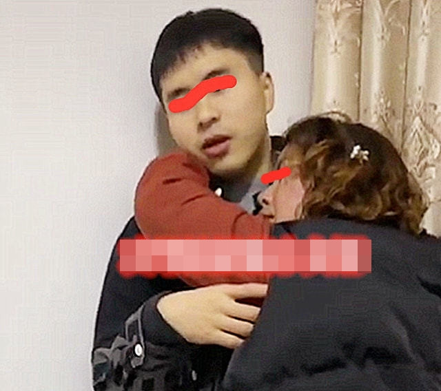 Mẹ vợ ôm chặt con rể rồi làm nũng như trẻ con, nguyên nhân khiến nhiều người ngán ngẩm Ảnh 6