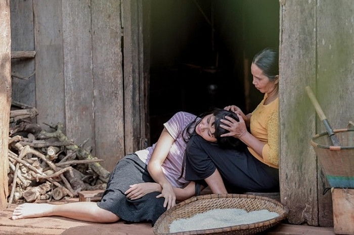 H'Hen Niê thường được mẹ bắt chấy ngày còn nhỏ...