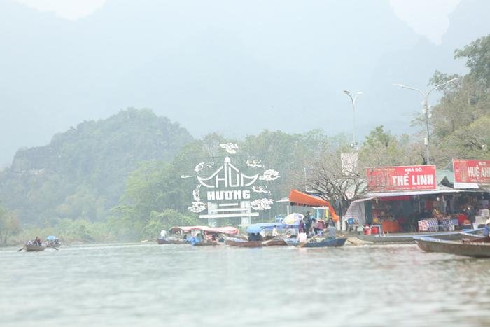 Chùa Hương bất ngờ mở cửa sớm hơn dự kiến 1 tuần, những vị khách đầu tiên đã lên thuyền du xuân Ảnh 1