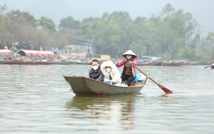 Chùa Hương bất ngờ mở cửa sớm hơn dự kiến 1 tuần, những vị khách đầu tiên đã lên thuyền du xuân Ảnh 2