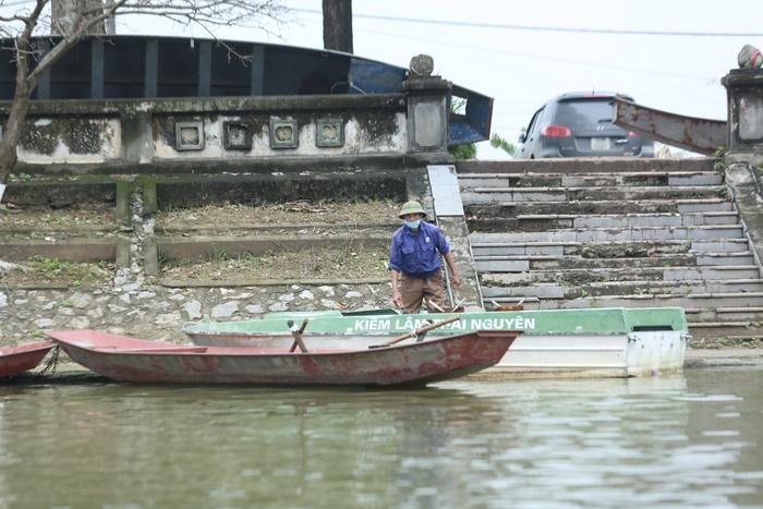 Chùa Hương bất ngờ mở cửa sớm hơn dự kiến 1 tuần, những vị khách đầu tiên đã lên thuyền du xuân Ảnh 5