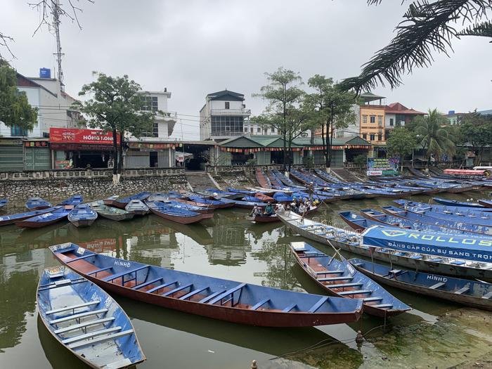 Chùa Hương bất ngờ mở cửa sớm hơn dự kiến 1 tuần, những vị khách đầu tiên đã lên thuyền du xuân Ảnh 4