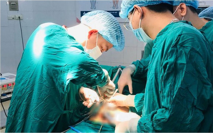 Sưng vùng bìu nhưng không đi khám do ngại dịch, bé trai 14 tuổi phải cắt bỏ tinh hoàn Ảnh 2