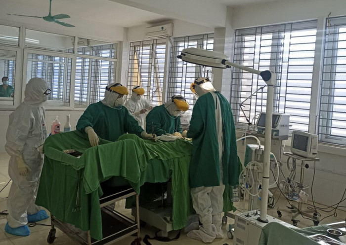 Các bác sĩ tiến hành phẫu thuật cấp cứu bệnh nhân. (Ảnh: BVĐK tỉnh Sơn La).