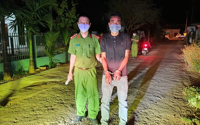 Thanh niên 21 tuổi liên tiếp cướp giật tài sản để lấy tiền uống 1 - 2 lít rượu mỗi ngày Ảnh 2