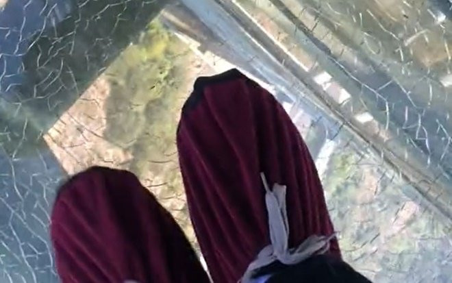 Xôn xao clip ghi cảnh nứt vỡ trên cầu kính Rồng Mây, du khách tưởng hiệu ứng còn đứng lên chụp ảnh Ảnh 2