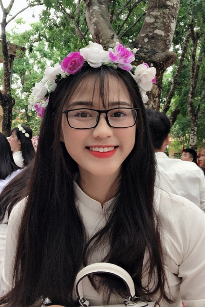 Hoa hậu sinh năm 2001 cực xinh xắn trong ngày lễ bế giảng.