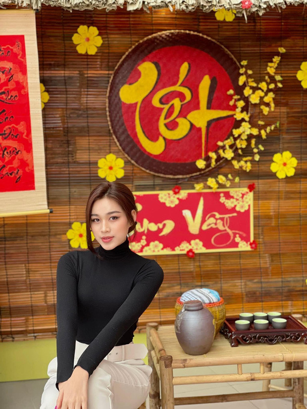 Hiện tại, cô có hình ảnh sang chảnh hơn nhưng vẫn giữ được sự trong trẻo nhất định.