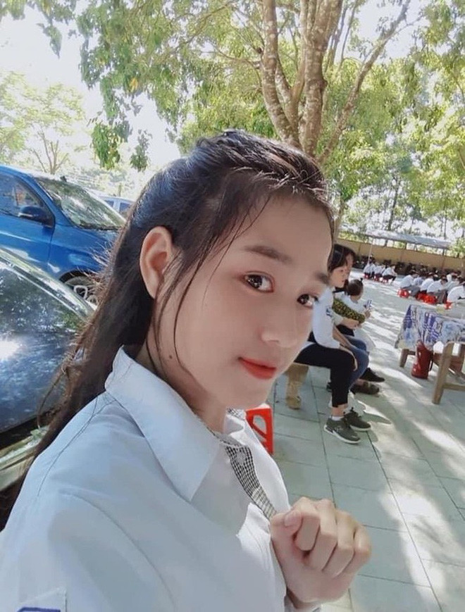 Sống mũi cao là điểm thu hút, nổi bật của nàng hoa hậu Việt Nam.