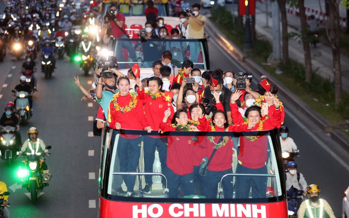 Bóng đá Việt Nam: Đừng chỉ vui và thưởng khi thắng, thua thì mắng! Ảnh 2