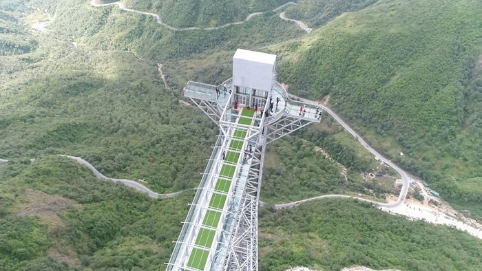 Cầu kính Rồng Mây. Ảnh: Thanh Niên