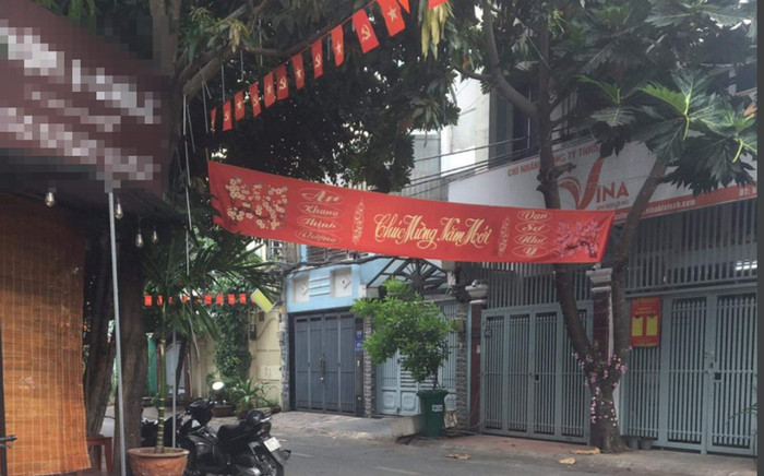 Cô giáo tiểu học tố bị 10 YouTuber vây quanh rồi đưa máy quay dí sát mặt và hành hung Ảnh 2