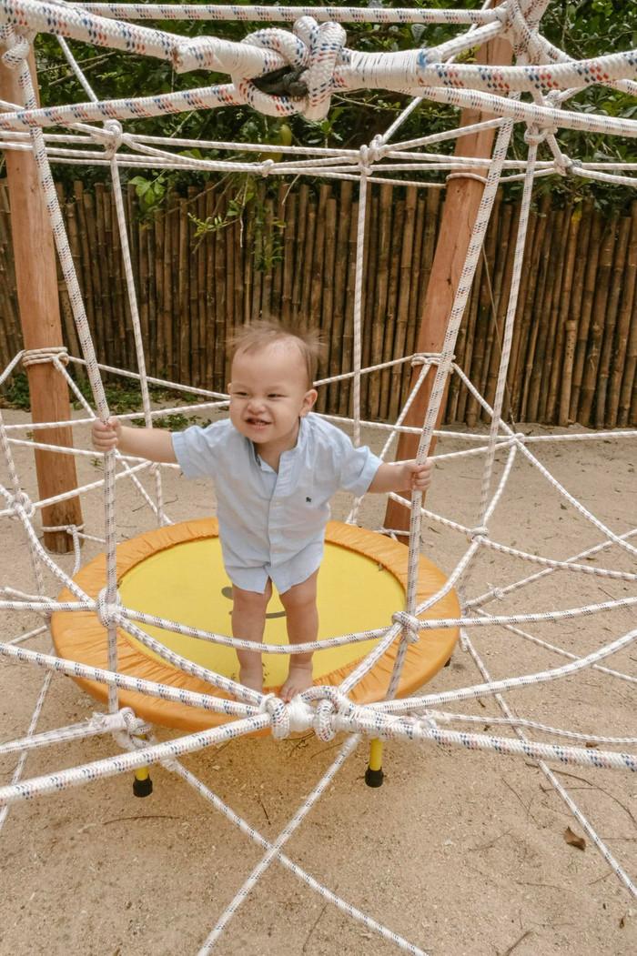 Hà Hồ khoe ảnh chơi đùa với Lisa - Leon nhưng dân tình chỉ chú ý đến 'đôi gò bồng đảo' hơi xệ của cô Ảnh 7