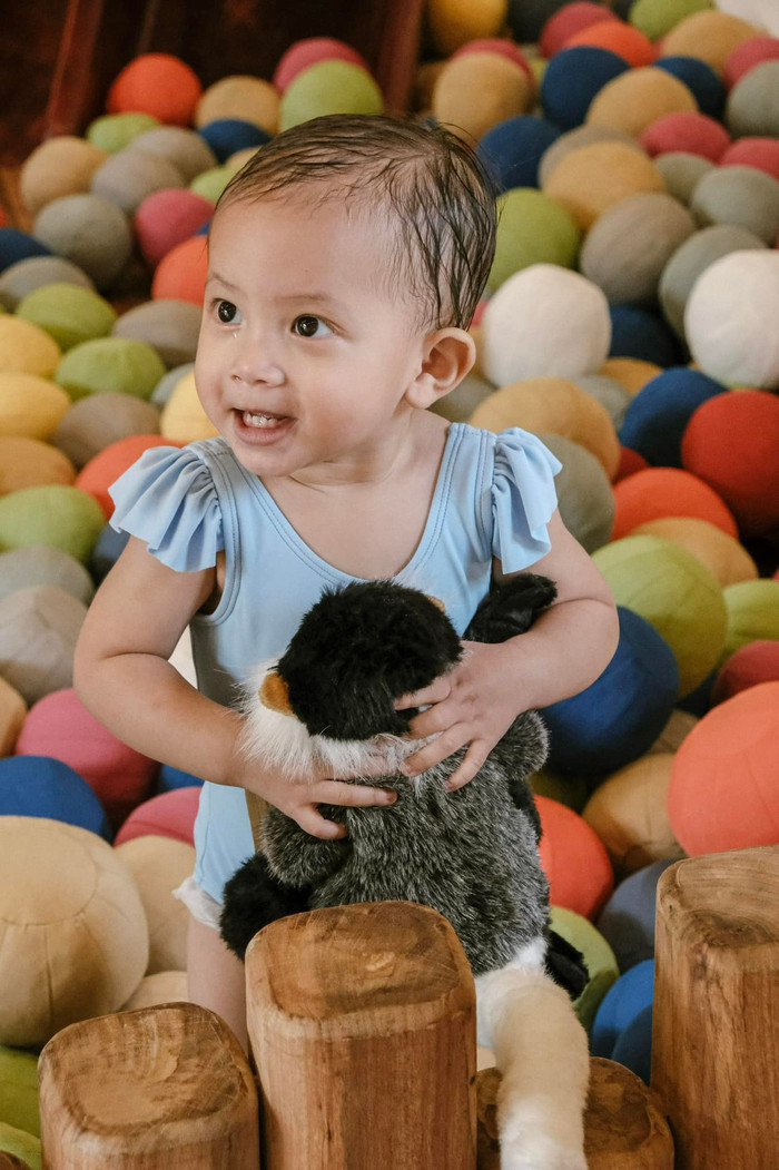 Hà Hồ khoe ảnh chơi đùa với Lisa - Leon nhưng dân tình chỉ chú ý đến 'đôi gò bồng đảo' hơi xệ của cô Ảnh 8