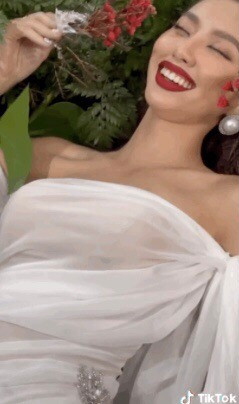 Cô make up đậm, lên đồ như nữ thần giữa rừng hoa để chụp ảnh xịn xò.